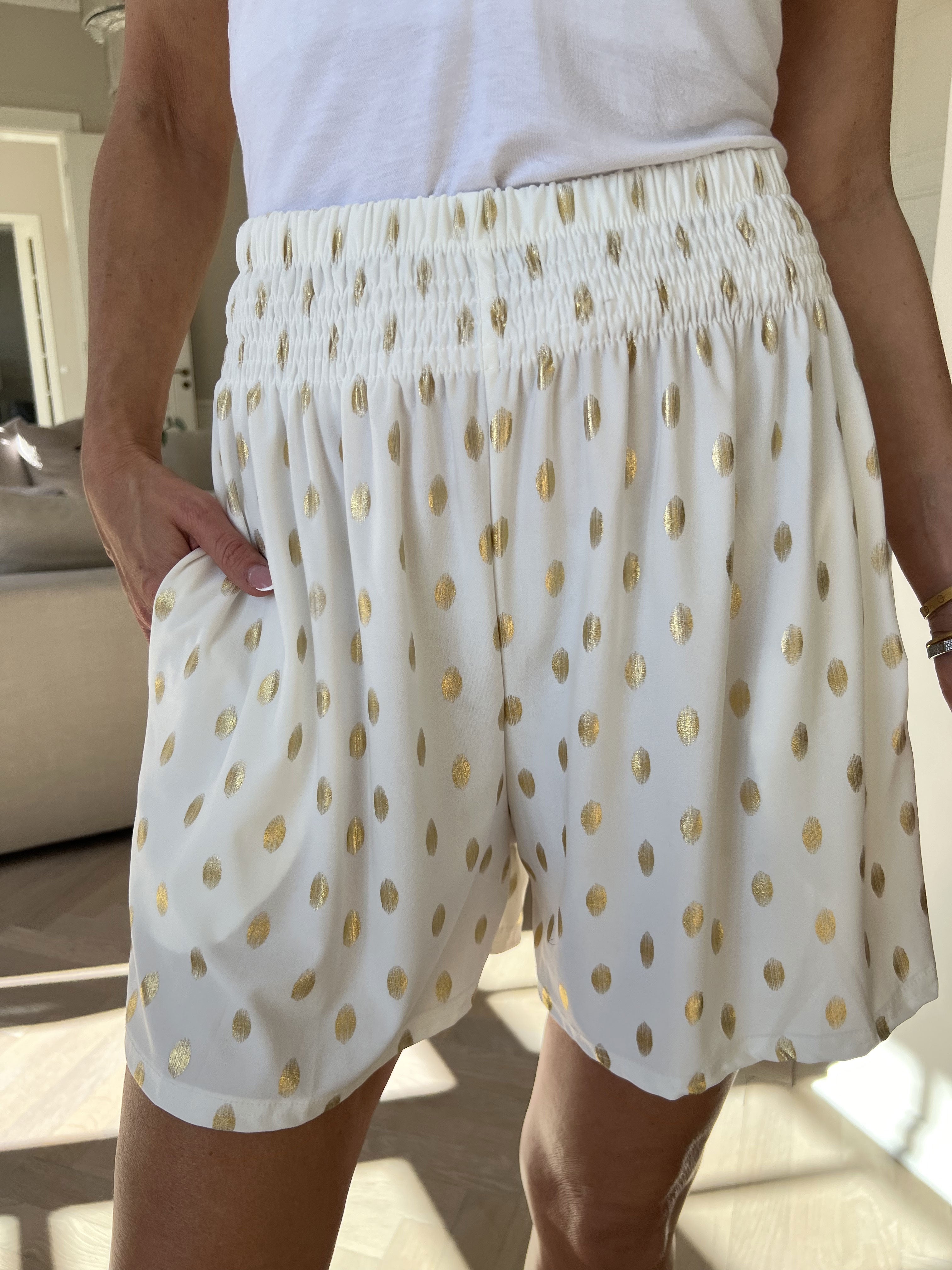 Pams Dot Shorts - Löst sittande shorts i stretchigt tyg med guldprickar